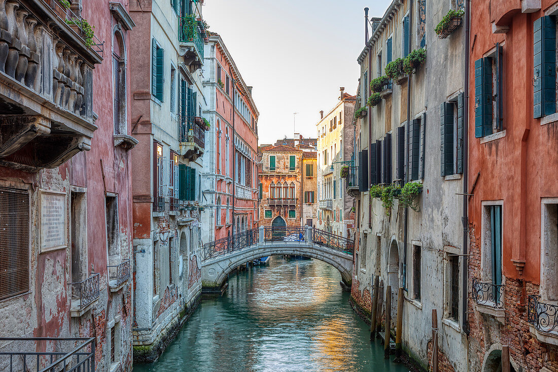 Kleine, weiße Brücke über den "Rio de la Barcaroli" für Fußgänger, Venedig, Venetien, Italien