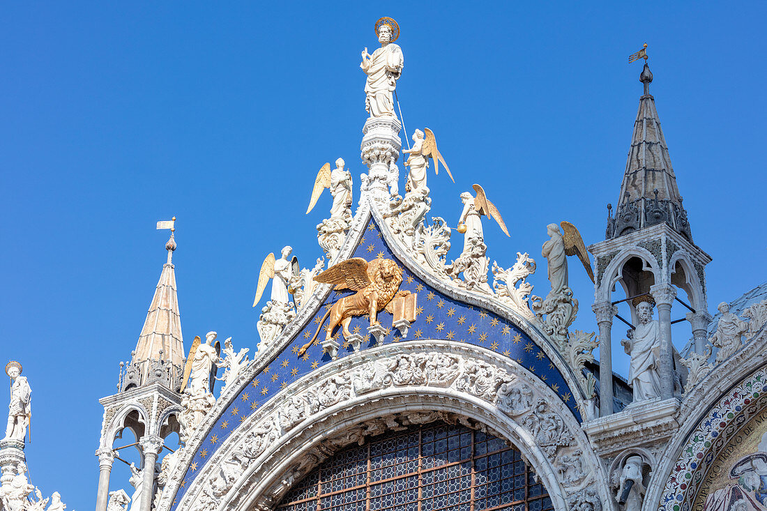 Fassade vom Markusdom "San Marco" in Venedig, Venetien, Italien