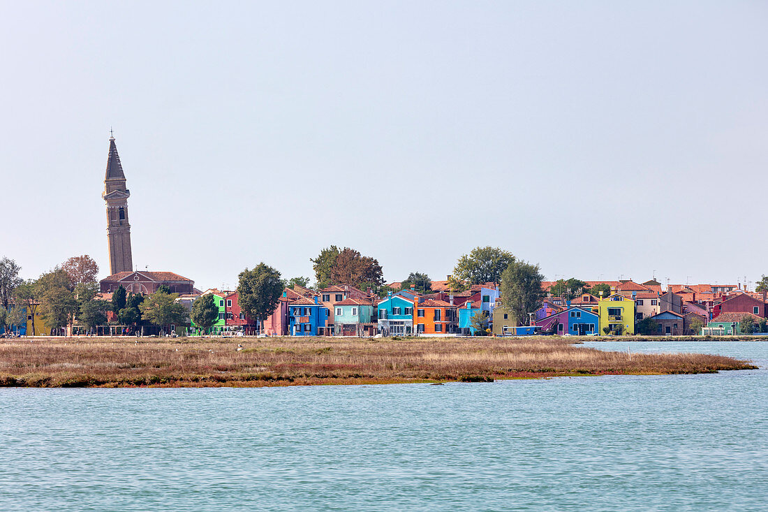 Insel Burano mit Campanile von San Martino in der Lagune von Venedig, Venetien, Italien