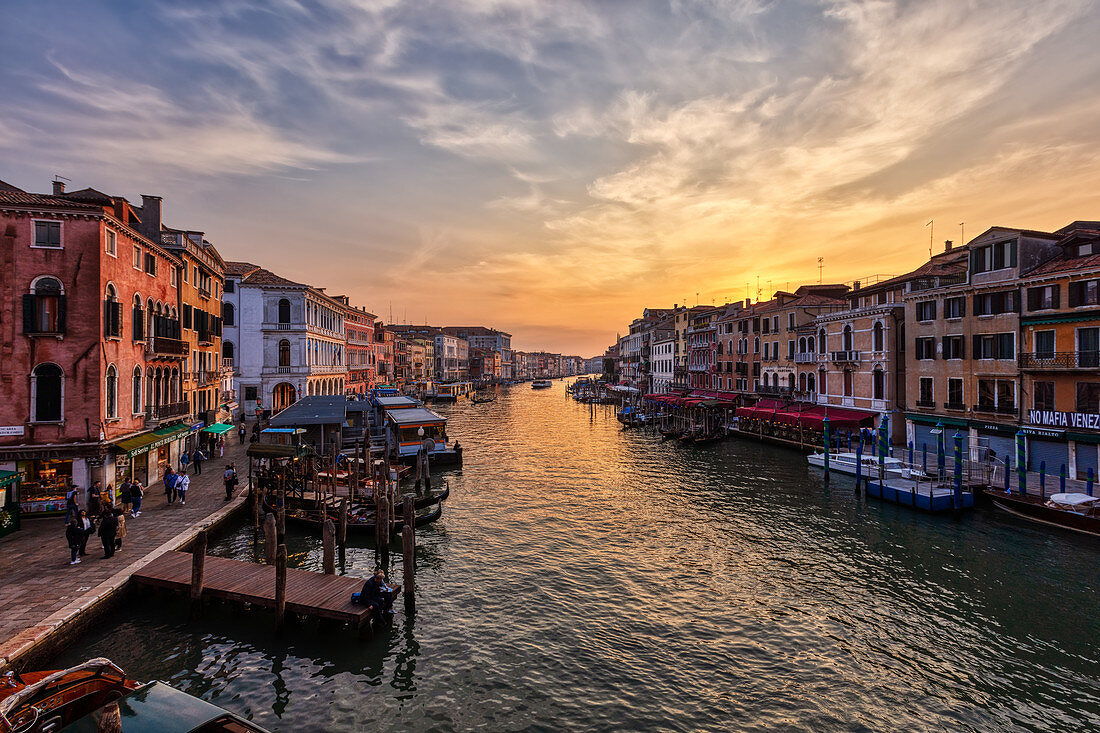 Canal Grande bei Sonnenuntergang von der Rialto Brücke in Venedig, Venetien, Italien