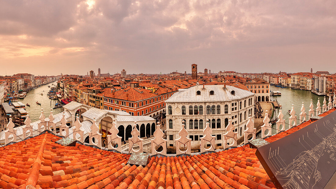 Canal Grande und Rialto Brücke von der Dachterasse "Tedeschi" in Venedig, Panorama, Venetien, Italien