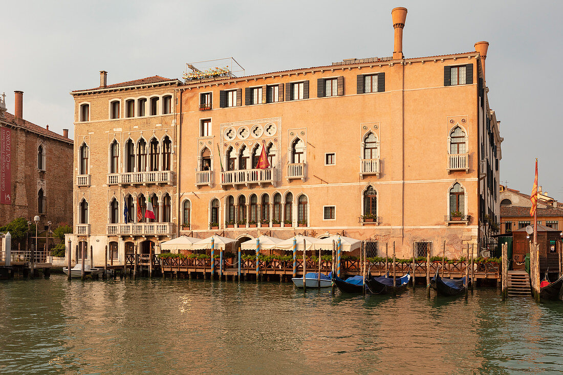 Restaurant (La Alcova) und Hotel (Ca' Sagredo) am Canal Grande in Venedig, Venetien, Italien