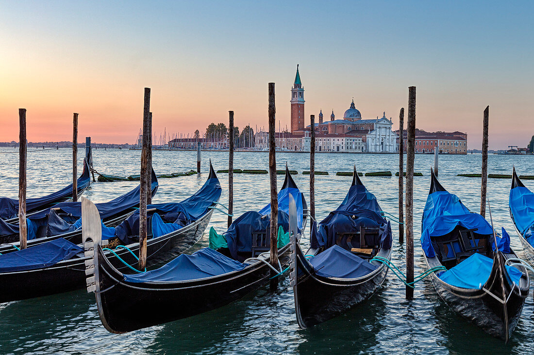 Ruhende Gondeln morgens Riva degli Schiavoni mit San Giorgio im Hintergrund in Venedig, Venetien, Italien