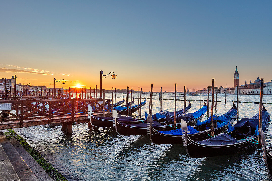 Gondel vor Riva degli Schiavoni mit San Giorgio im Hintergrund (rechts) in Venedig, Venetien, Italien
