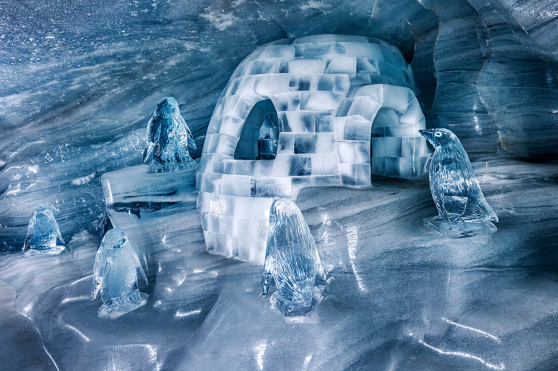 Iglo und Eisskulpturen im Eispalast am Jungfraujoch, Wallis, Schweiz