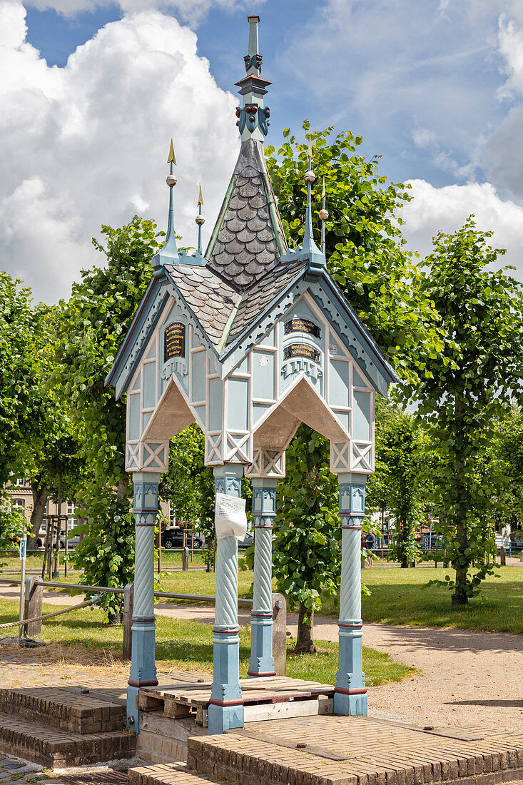 Fountain, well house, market square, Friedrichstadt, Schleswig-Holstein, Germany