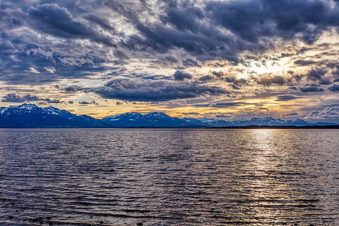 Sonnenuntergang mit Wolken, Chiemsee, Bayern, Deutschland