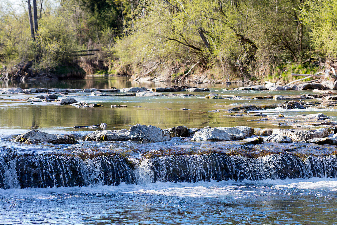 Flusslandschaft der Mangfall bei Brückmühl, Bayern, Deutschland