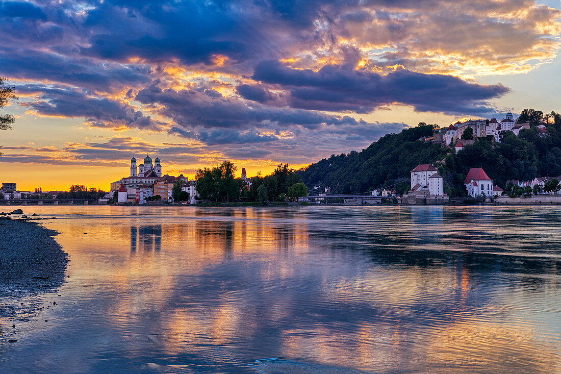 Blick von Innstadt am Ufer auf Passau bei Sonnenuntergang, Donau, Inn, Bayern, Deutschland