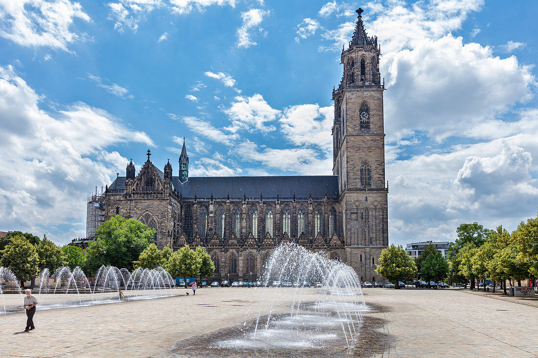 Magdeburger Dom mit Domplatz und Wasserspiele in Magdeburg, Sachsen-Anhalt, Deutschland