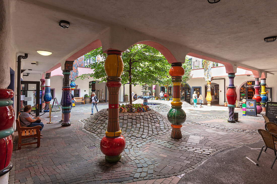 Im Hof des Hundertwasserhaus in Magdeburg, Sachsen-Anhalt, Deutschland