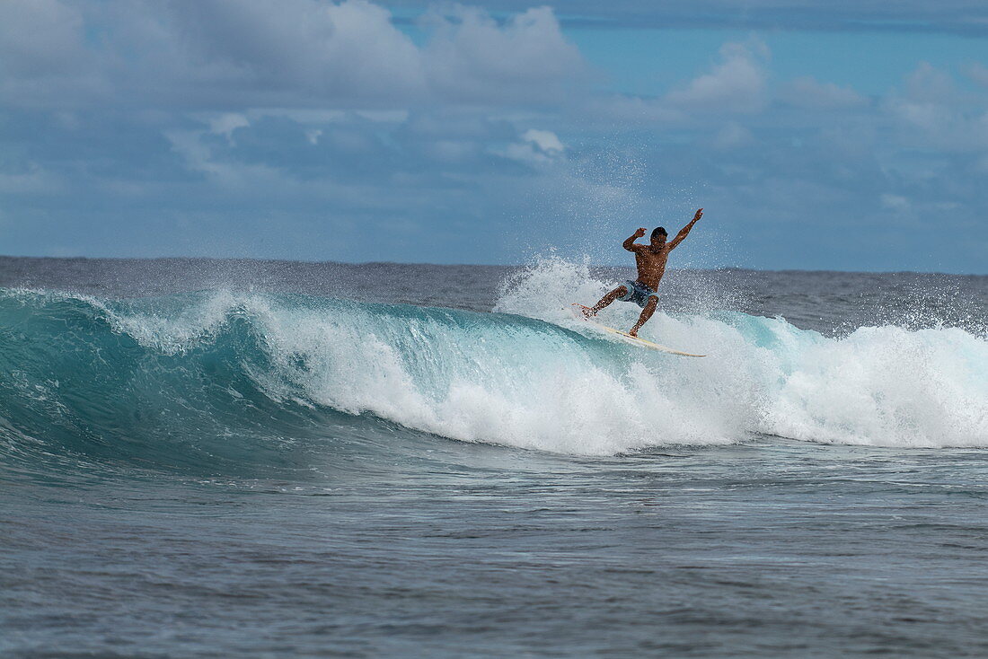 Surfer auf brechender Welle im Surfgebiet Teahupoo, Tahiti Iti, Tahiti, Windward Islands, Französisch-Polynesien, Südpazifik