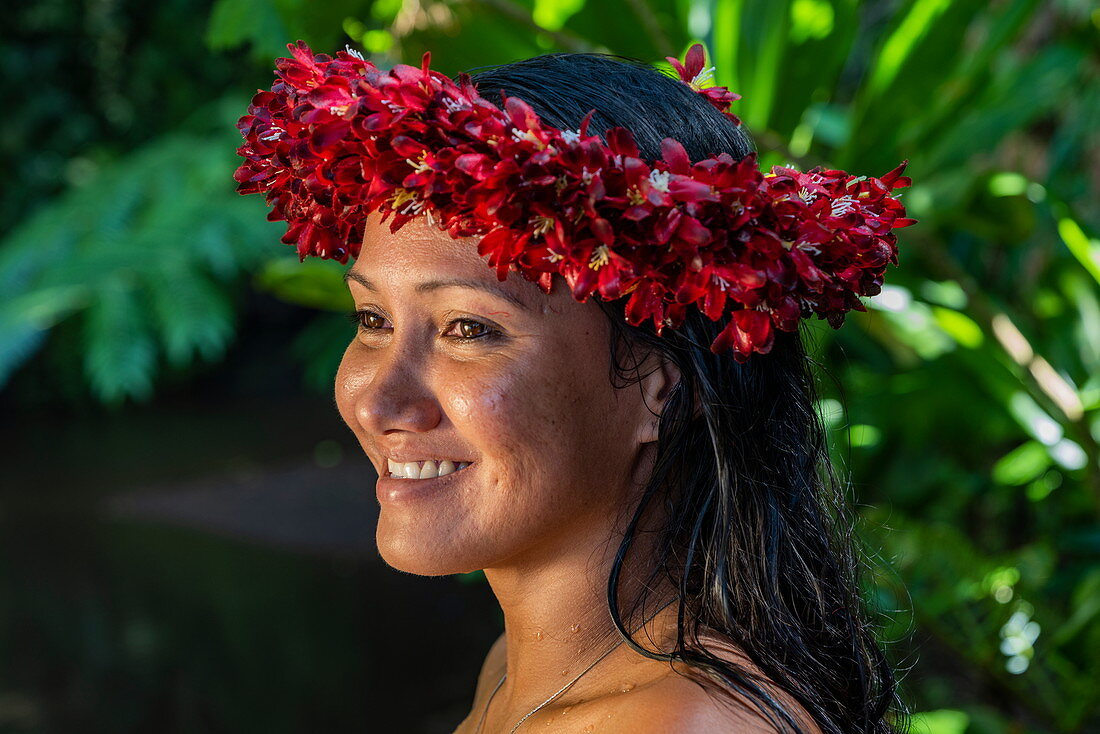 Porträt einer hübschen jungen Tahitianerin mit Blumenkopfschmuck in "The Water Gardens of Vaipahi" Teva I Uta, Tahiti, Windward Islands, Französisch-Polynesien, Südpazifik