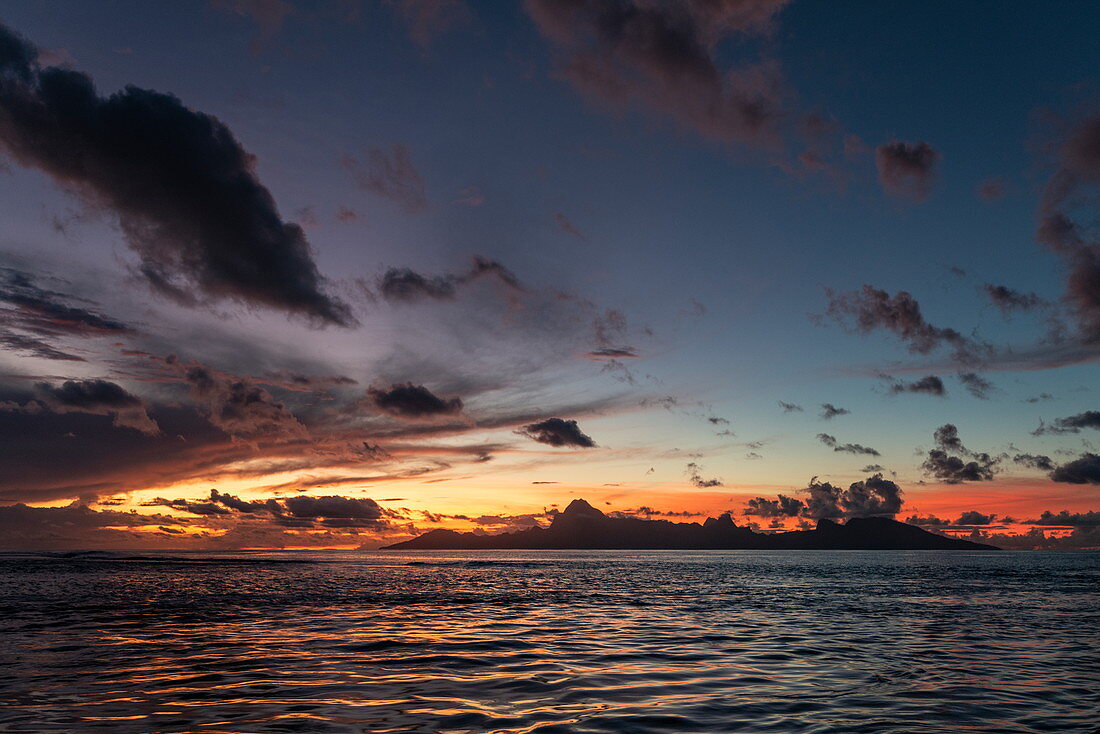 Silhouette der Insel Moorea bei Sonnenuntergang, nahe Papeete, Tahiti, Windward Islands, Französisch-Polynesien, Südpazifik