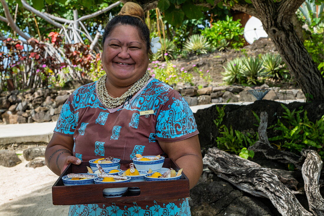 Freundliche Kellnerin mit Eis auf Tablett im Sofitel Bora Bora Private Island Resort, Bora Bora, Leeward Islands, Französisch-Polynesien, Südpazifik