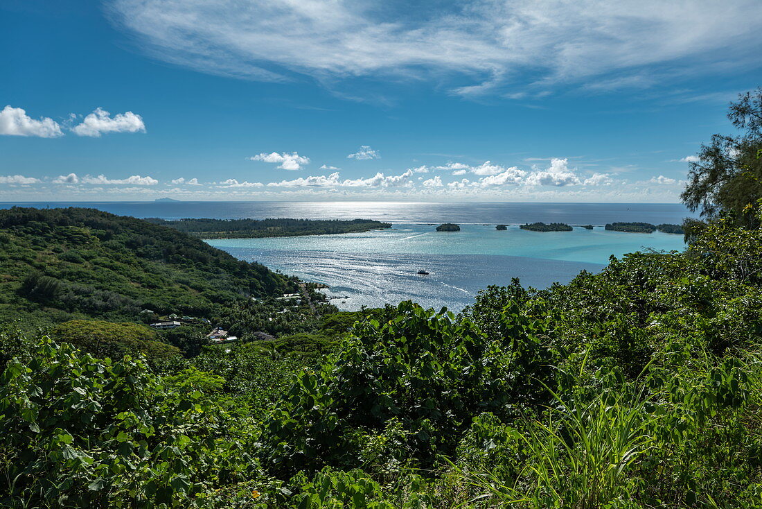 Blick über üppige Bergvegetation auf Lagune von Bora Bora, Bora Bora, Leeward Islands, Französisch-Polynesien, Südpazifik