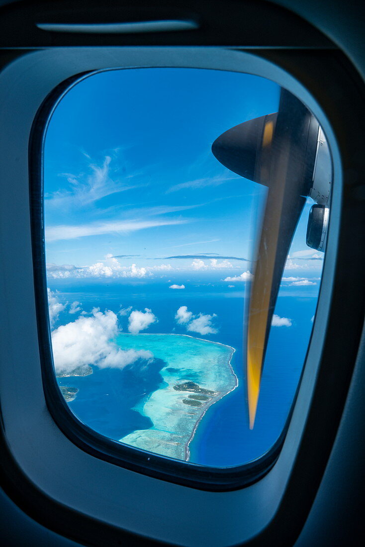 Blick aus Fenster auf Triebwerk von Air Tahiti ATR 72-600 Flugzeug mit Blick auf die Insel Taha'a, Taha'a, Leeward Islands, Französisch-Polynesien, Südpazifik