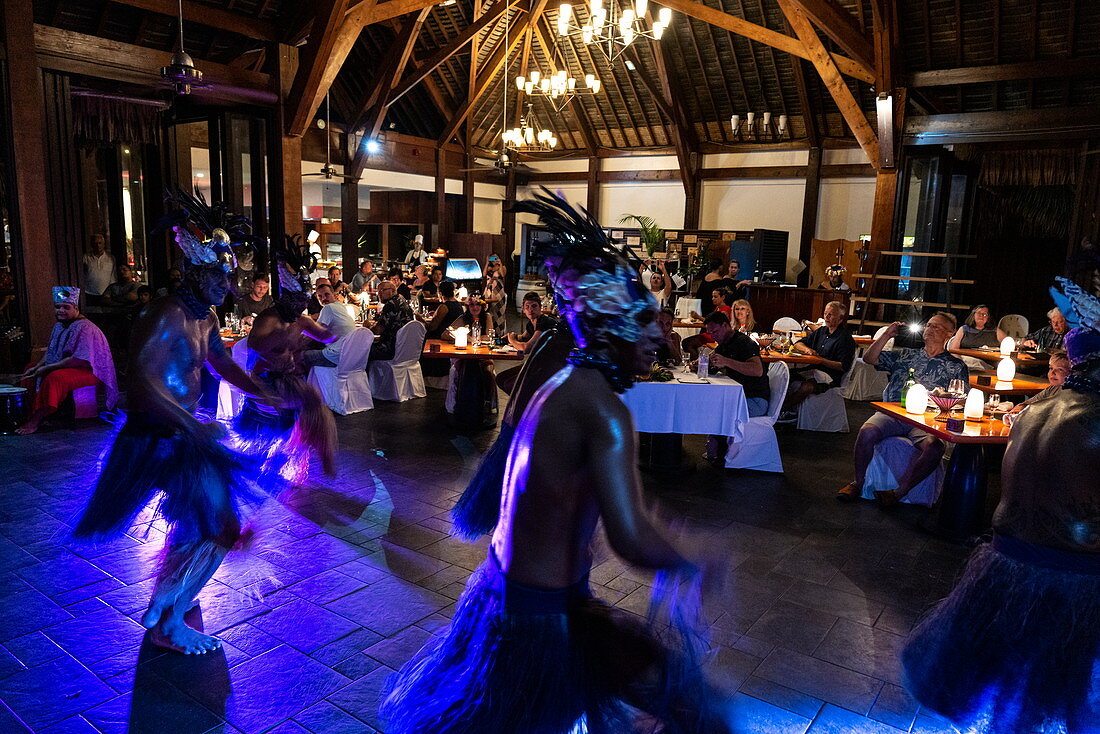 Menschen genießen polynesischen Tanz und kulturelle Darbietungen im Restaurant des Sofitel Ia Ora Beach Resort, Moorea, Windward Islands, Französisch-Polynesien, Südpazifik