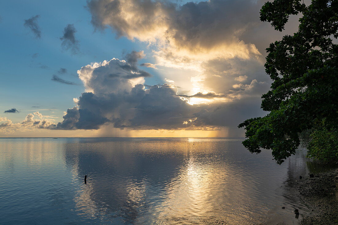 Lagune von Moorea bei Sonnenuntergang gesehen vom Linareva Beach Resort, Teniutaoto, Moorea, Windward Islands, Französisch-Polynesien, Südpazifik