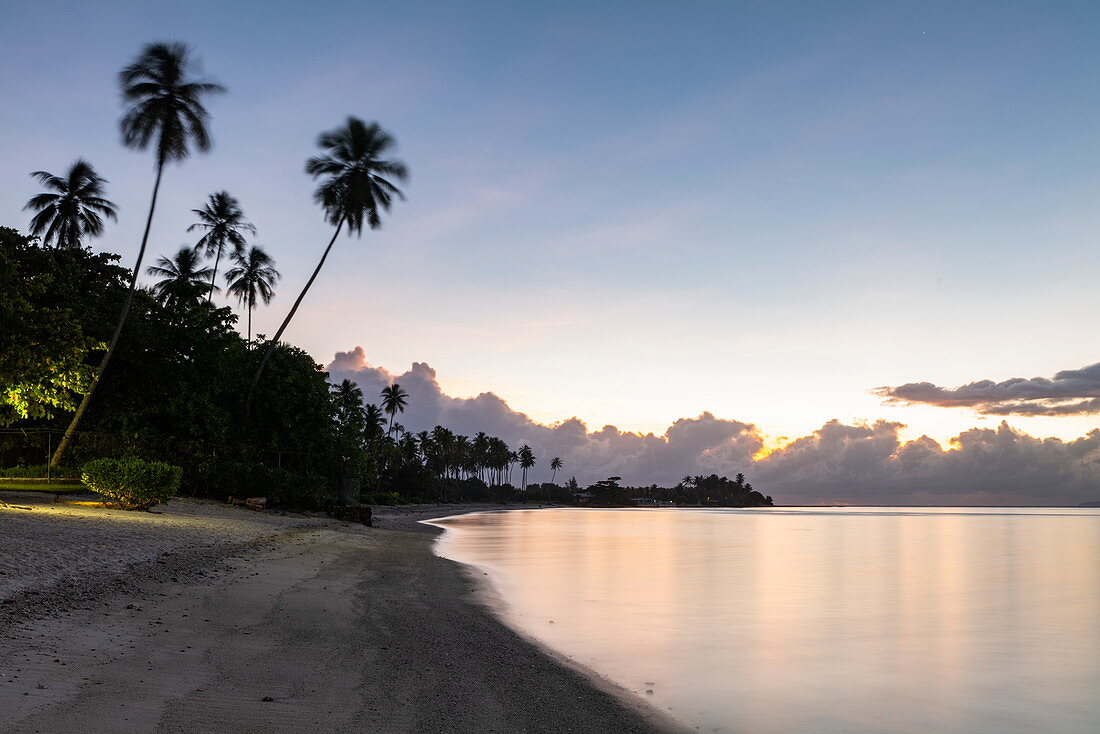 Strand am Sofitel Ia Ora Beach Resort bei Tagesanbruch, Moorea, Windward Islands, Französisch-Polynesien, Südpazifik