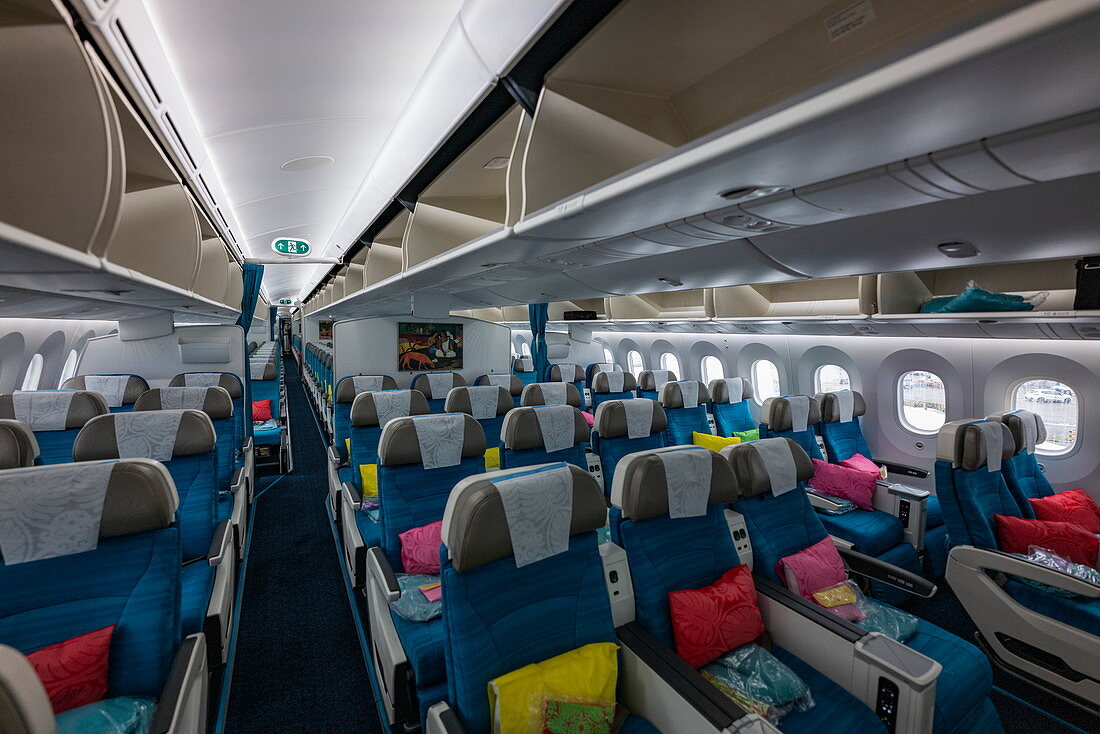 Buntes Kabineninterieur der Moana Premium Economy Class an Bord von Air Tahiti Nui Boeing 787 Dreamliner Flugzeug, Flughafen Paris Charles de Gaulle (CDG), nahe Paris, Frankreich