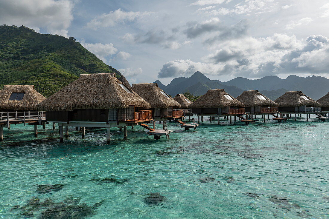 Überwasserbungalows im Hilton Moorea Lagoon Resort & Spa, Moorea, Windward Islands, Französisch-Polynesien, Südpazifik