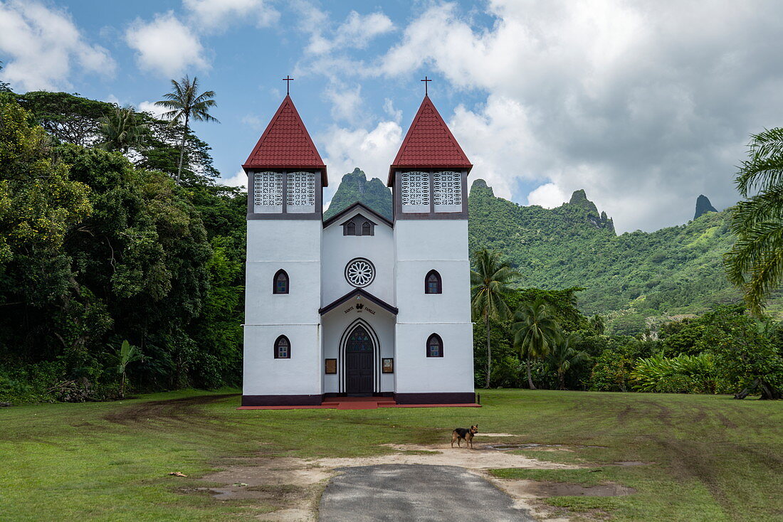 Katholische Kirche 'Eglise de la Sainte Famille' in Haapiti, Moorea, Windward Islands, Französisch-Polynesien, Südpazifik