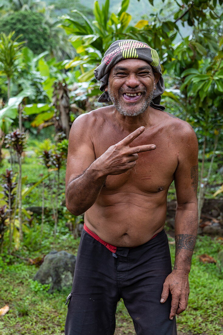 Lustig frecher polynesischer Mann nahe Wasserfall Afareaitu, Moorea, Windward Islands, Französisch-Polynesien, Südpazifik