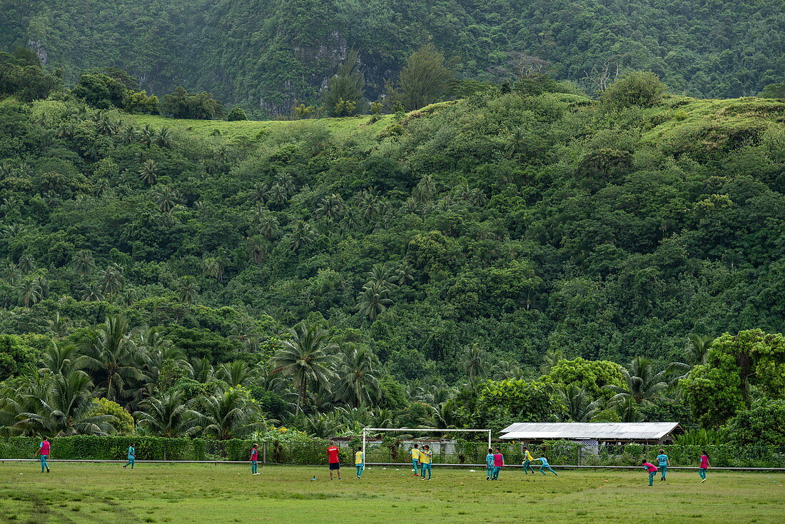 Jungen spielen Fußball in Afareaitu, Moorea, Windward Islands, Französisch-Polynesien, Südpazifik