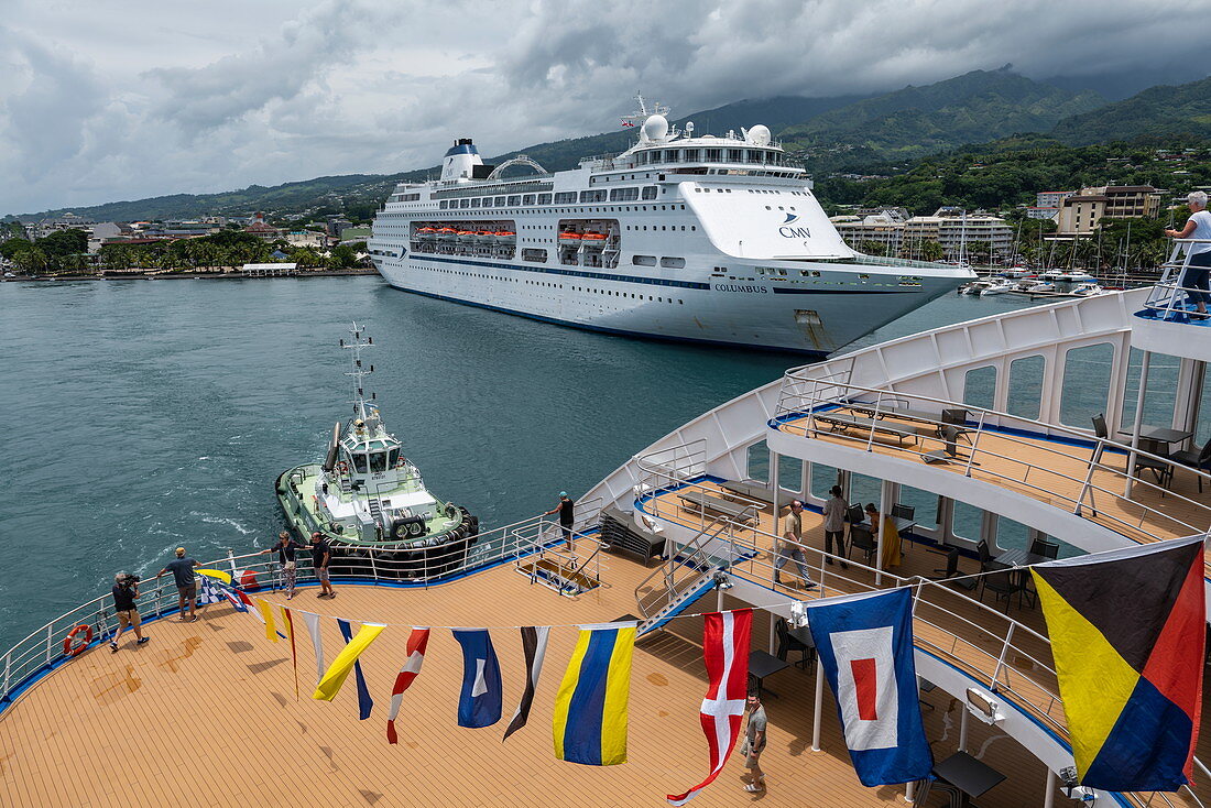 Deck von Passagierfrachtschiff mit Schlepper dahinter und Kreuzfahrtschiff am Pier, Papeete, Tahiti, Windward Islands, Französisch-Polynesien, Südpazifik