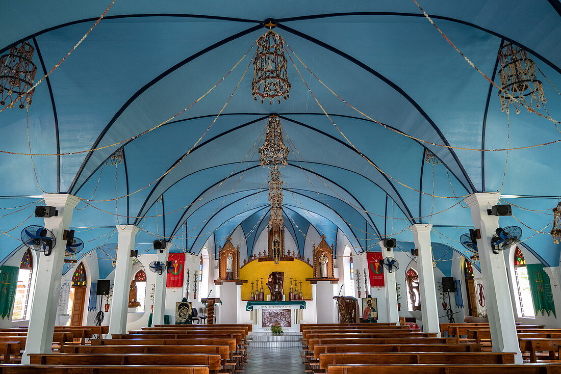 Innenansicht der Kirche 'Ioane No Te Tatauro', Rotoava, Fakarava-Atoll, Tuamotu-Inseln, Französisch-Polynesien, Südpazifik