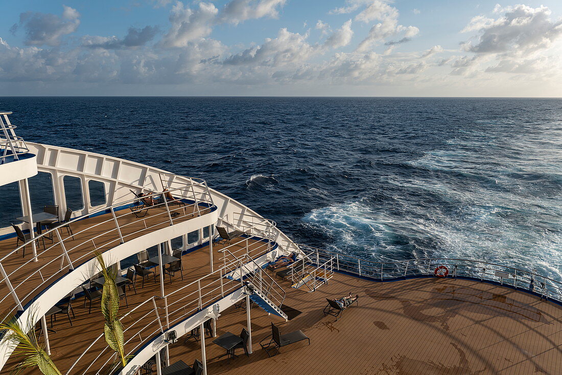 Hinteres Sonnendeck von Passagierfrachtschiff Aranui 5 (Aranui Cruises), auf See zwischen den Tuamotu-Inseln und den Marquesas-Inseln, Französisch-Polynesien, Südpazifik