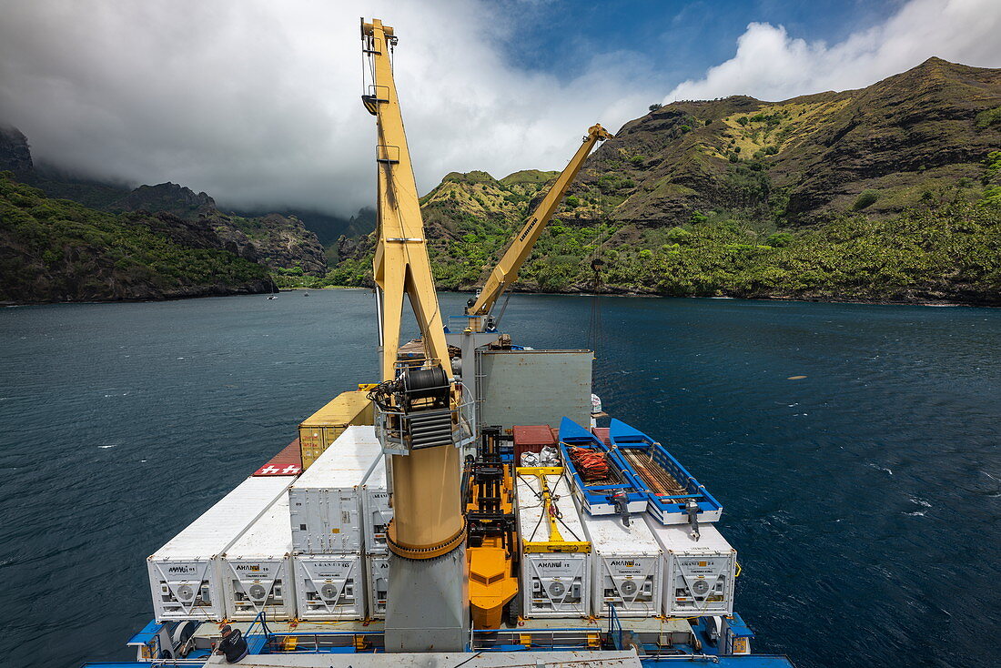Blick über das Frachtdeck mit Frachtkränen an Bord von Passagierfrachtschiff Aranui 5 (Aranui Cruises), Hanavave, Fatu Hiva, Marquesas-Inseln, Französisch-Polynesien, Südpazifik