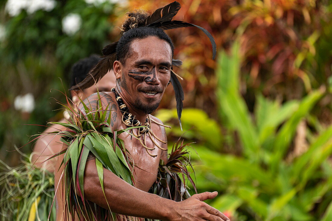 Ein marquesanischer "Krieger" führt einen traditionellen Tanz bei einer kulturellen Veranstaltung für Passagiere des Passagierfrachtschiff Aranui 5 (Aranui Cruises) vor, Hatiheu, Nuku Hiva, Marquesas-Inseln, Französisch-Polynesien, Südpazifik