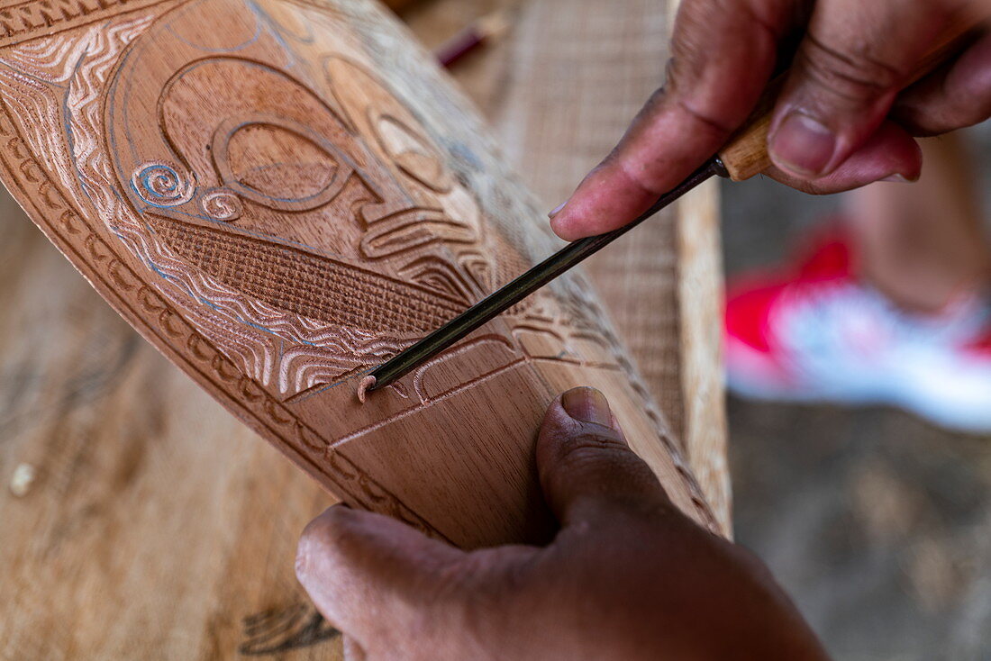 Holzschnitzerei im Te Tumu Kulturzentrum, Tekoapa, Ua Huka, Marquesas-Inseln, Französisch-Polynesien, Südpazifik