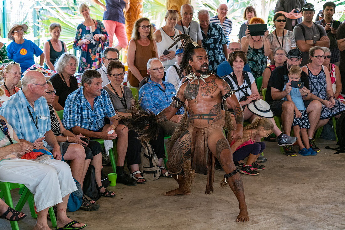 Ein marquesanischer "Krieger" führt einen traditionellen Tanz auf einer kulturellen Veranstaltung für Passagiere von Passagierfrachtschiff Aranui 5 (Aranui Cruises) vor, Hakahau, Ua Pou, Marquesas-Inseln, Französisch-Polynesien, Südpazifik