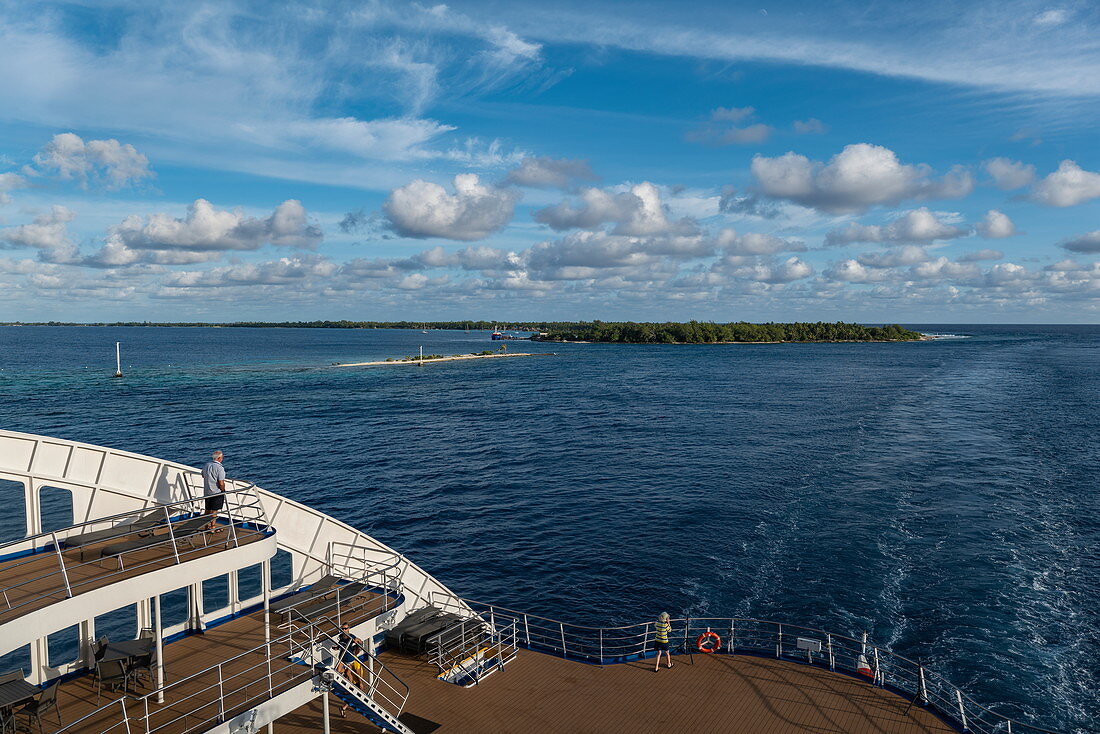 Hinteres Sonnendeck von Passagierfrachtschiff Aranui 5 (Aranui Cruises) nach Durchquerung vom Tiputa Kanal in die Lagune, das Rangiroa-Atoll, die Tuamotu-Inseln, Französisch-Polynesien, Südpazifik