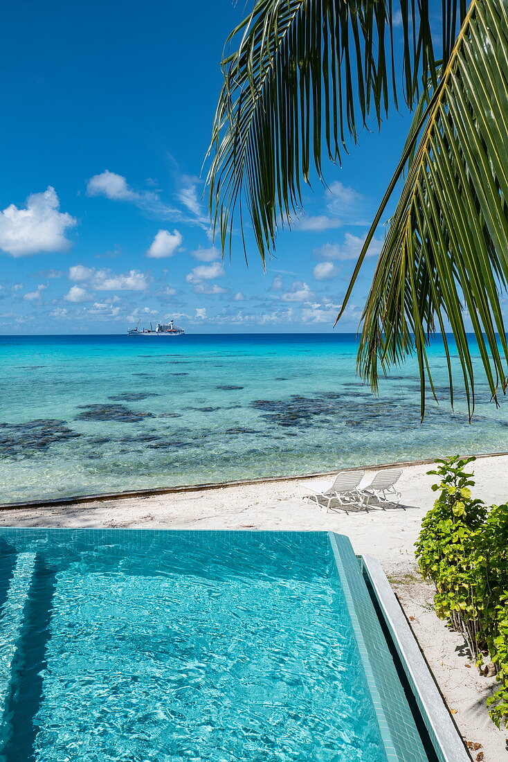 Privater Pool vor einem Bungalow im Hotel Kia Ora Resort & Spa, Insel Avatoru, Rangiroa-Atoll, Tuamotu-Inseln, Französisch-Polynesien, Südpazifik