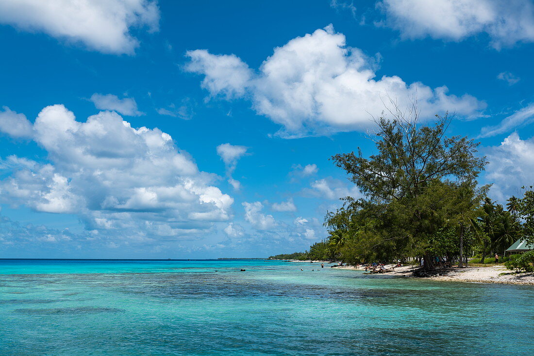 Menschen entspannen sich am Strand der Insel Avatoru, Rangiroa-Atoll, Tuamotu-Inseln, Französisch-Polynesien, Südpazifik