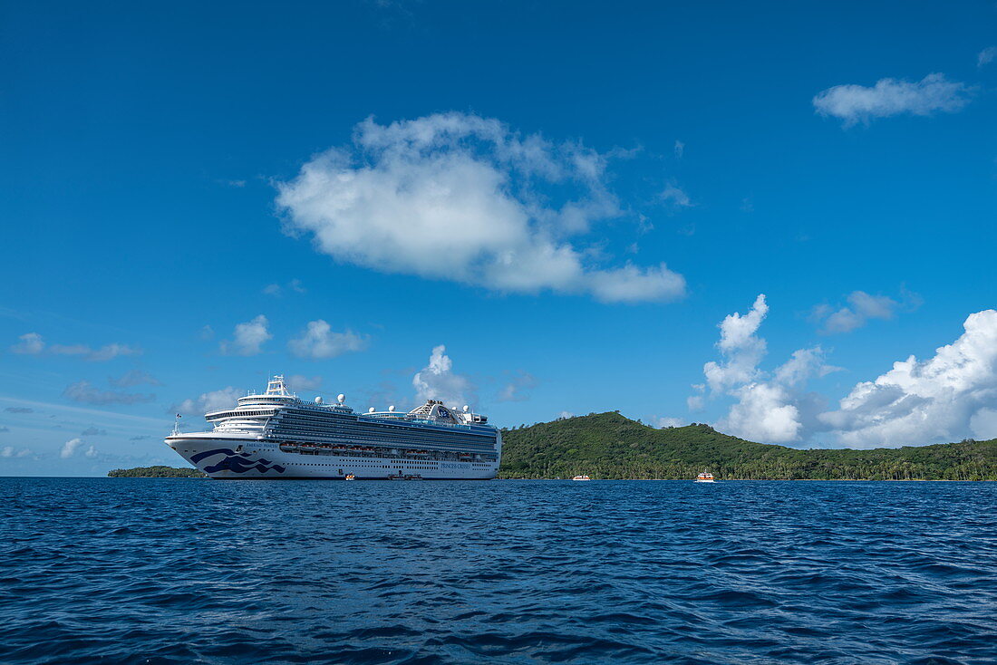 Kreuzfahrtschiff auf Reede in der Lagune von Bora Bora, Bora Bora, Leeward Islands, Französisch-Polynesien, Südpazifik