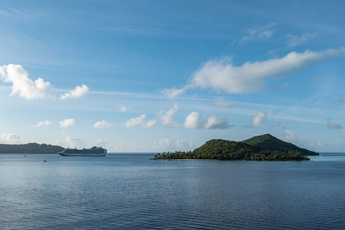 Kreuzfahrtschiff auf Reede in der Lagune von Bora Bora, Bora Bora, Leeward Islands, Französisch-Polynesien, Südpazifik