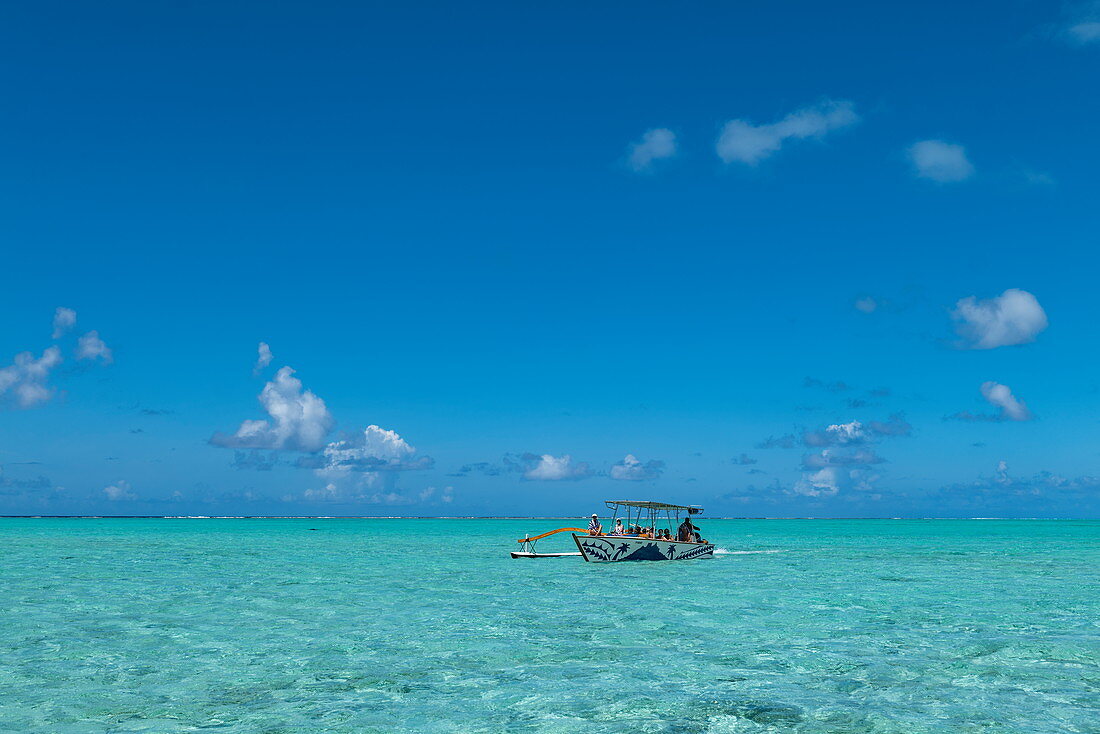 Bootsausflug mit Ausleger Kanu in der Lagune von Bora Bora, Bora Bora, Leeward Islands, Französisch-Polynesien, Südpazifik