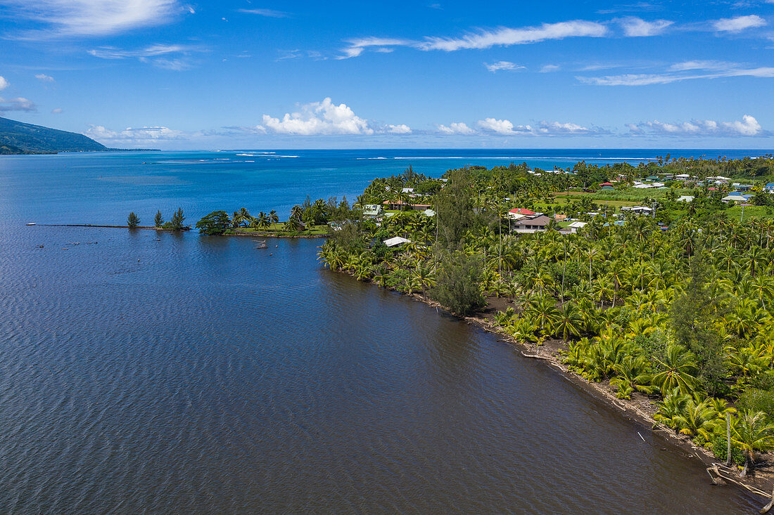 Luftaufnahme von Küste mit Wohnhäusern, Vaiperetai, Tahiti, Windward Islands, Französisch-Polynesien, Südpazifik