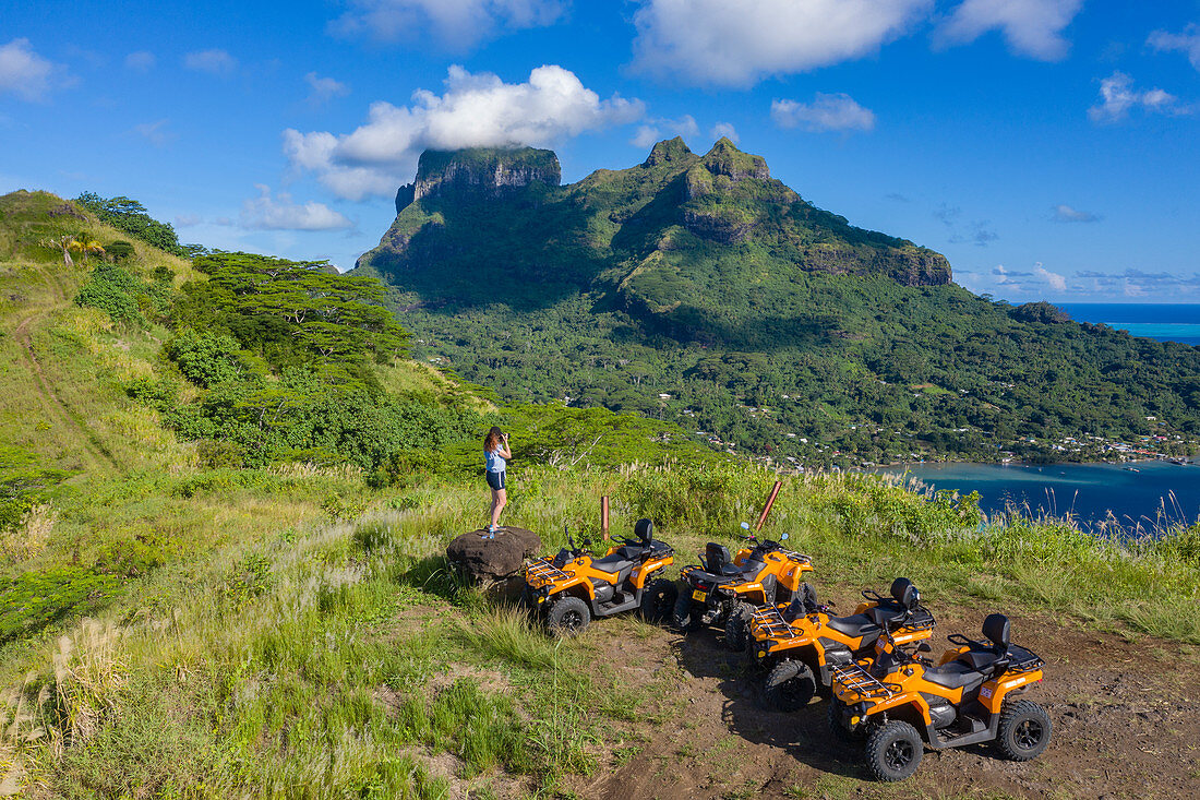 Luftaufnahme von Quad Geländefahrzeugen auf Hügel mit Mount Otemanu dahinter, Bora Bora, Leeward Islands, Französisch-Polynesien, Südpazifik