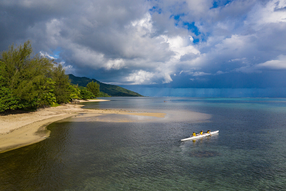 Luftaufnahme von Strand und Ausleger Rennkanus in der Lagune von Moorea, Avamotu, Moorea, Windward Islands, Französisch-Polynesien, Südpazifik