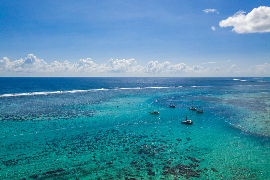 Luftaufnahme von vor Anker liegenden Segelbooten in der Lagune von Moorea, Apootaata, Moorea, Windward Islands, Französisch-Polynesien, Südpazifik