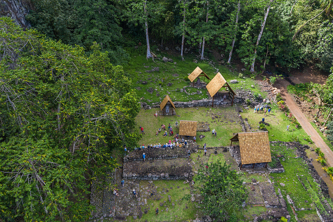 Luftaufnahme der archäologischen Stätte von Meae Iipona, Puamau, Hiva Oa, Marquesas-Inseln, Französisch-Polynesien, Südpazifik