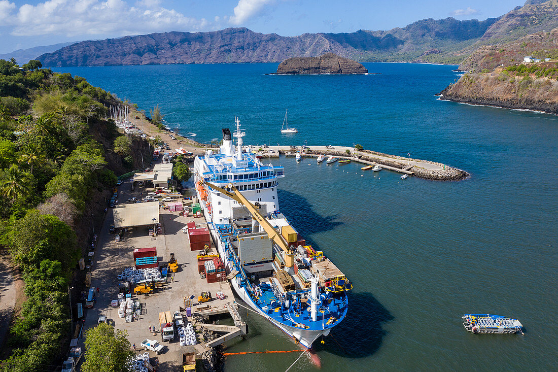 Luftaufnahme von Passagierfrachter Aranui 5 (Aranui Cruises) am Pier, Atuona, Hiva Oa, Marquesas-Inseln, Französisch-Polynesien, Südpazifik