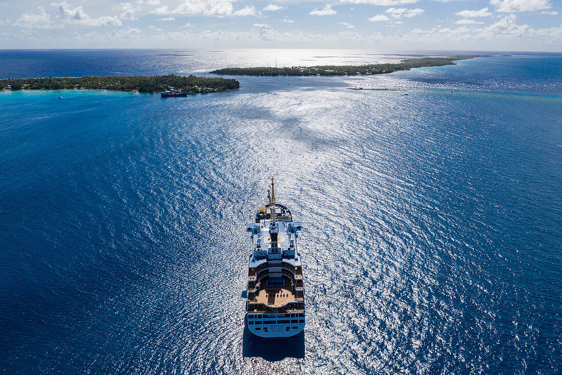 Luftaufnahme von Passagierfrachter Aranui 5 (Aranui Cruises) vor Anker in der Lagune, Insel Avatoru, Rangiroa-Atoll, Tuamotu-Inseln, Französisch-Polynesien, Südpazifik