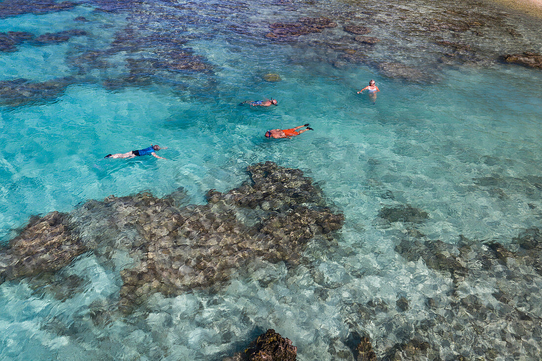 Luftaufnahme von Menschen beim Schnorcheln in der Lagune, Insel Avatoru, Rangiroa-Atoll, Tuamotu-Inseln, Französisch-Polynesien, Südpazifik schnorcheln